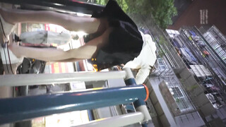 尾随偷拍美女超短蓬蓬裙美女玩健身器材撅屁股露粉色丁字裤极品网红蓝色连衣短裙丝袜美女性感肉丝