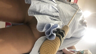 尾随偷拍美女超短蓬蓬裙美女玩健身器材撅屁股露粉色丁字裤极品网红蓝色连衣短裙丝袜美女性感肉丝