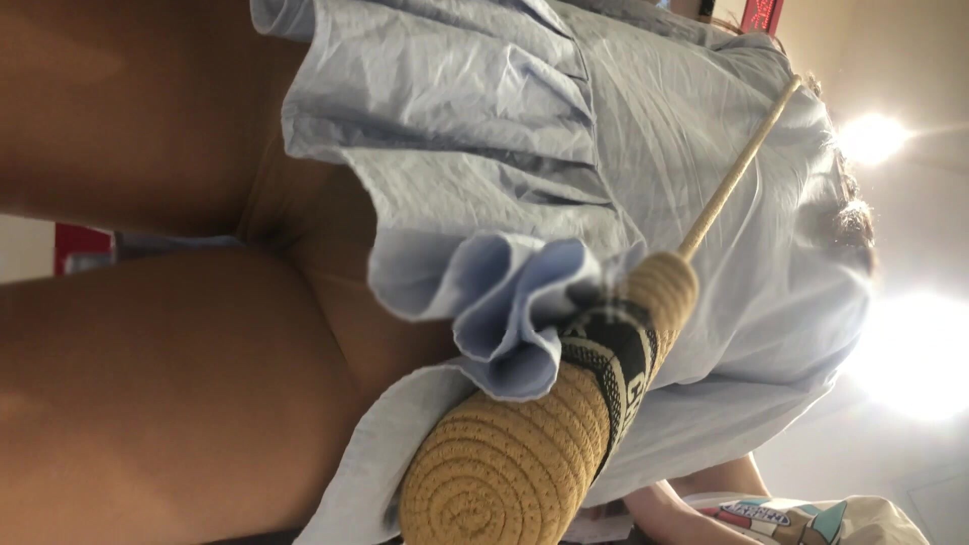 尾随偷拍美女超短蓬蓬裙美女玩健身器材撅屁股露粉色丁字裤极品网红蓝色连衣短裙丝袜美女性感肉丝