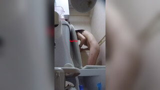女朋友的闺蜜来家里玩要留宿过夜浴室提前装好设备头偷拍她洗澡身材还不错就是奶子小了点