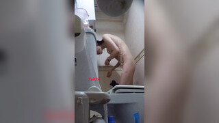 女朋友的闺蜜来家里玩要留宿过夜浴室提前装好设备头偷拍她洗澡身材还不错就是奶子小了点
