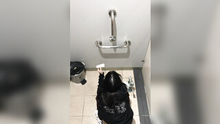 大神潜入商场女厕全景偷拍多位漂亮小姐姐的极品美鲍 (12)