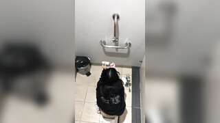 大神潜入商场女厕全景偷拍多位漂亮小姐姐的极品美鲍 (12)