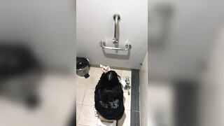 大神潜入商场女厕全景偷拍多位漂亮小姐姐的极品美鲍 (12)