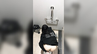 大神潜入商场女厕全景偷拍多位漂亮小姐姐的极品美鲍 (12)