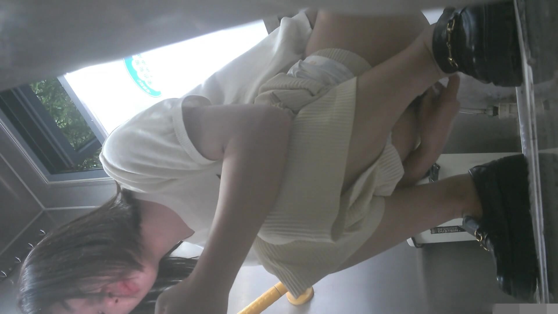 学院女厕偷拍白T披肩发美女杂乱的穴毛肥美的鲍鱼