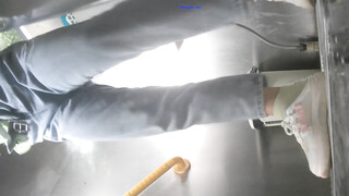 学校女厕偷拍绿衣卷发美女净肥美馒头逼