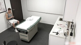 检查身体时医生被娇喘声诱惑 上集