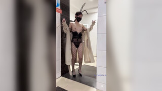 【淫荡母狗】兔兔好闺蜜【健身婊】野外婚纱唯美 公共卫生间露出，公交站露出 (1)