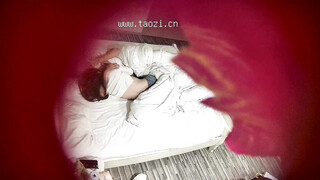 新流出酒店偷拍龟缩男把妹子的内裤都扒了研究完又穿回去妹子的内裤明明都湿了干就完了啊