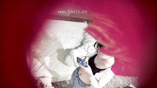 新流出酒店偷拍龟缩男把妹子的内裤都扒了研究完又穿回去妹子的内裤明明都湿了干就完了啊