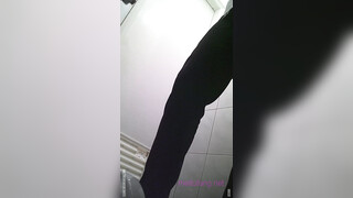 TWTP 商场女厕全景偷拍几个高颜值美女嘘嘘 (4)