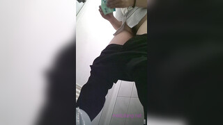 TWTP 商场女厕全景偷拍几个高颜值美女嘘嘘 (4)