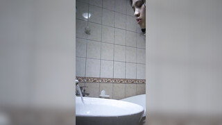 邪恶的房东暗藏摄像头偷拍刚搬过来的小妹洗澡