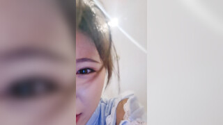 情趣旗袍极品美女，黑白丝袜足交，大屌炮友深喉，扶着细腰干美臀，被操的笑嘻嘻，大力操浪叫