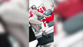 70后美妈妈 ·不惧时光优雅到老：粉丝弟弟的肉棒好粗好长，插到妈妈的花心了，射了好多！