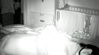 家庭摄像头破解真实偸拍，知识分子夫妻家中一起看A片助兴，来感觉后互摸客厅打一炮回床上继续干，性福啊 (3)