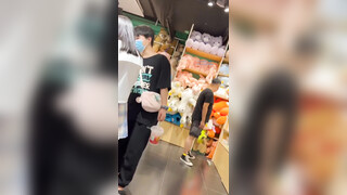 商城跟随偷窥跟小男友逛街的JK眼镜美眉 身材娇小 搂搂抱抱好不亲热 花内内小屁屁