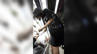 超市偷窥漂亮小姐姐 跟大姐有说有笑 穿着骚内丁 屁屁晃不停