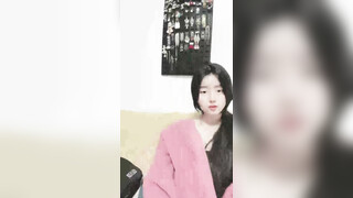 外表甜美邻家妹妹！好久没自慰了！多毛骚穴震动棒插，爽的流白浆，抽插猛捅，搞的舒服了