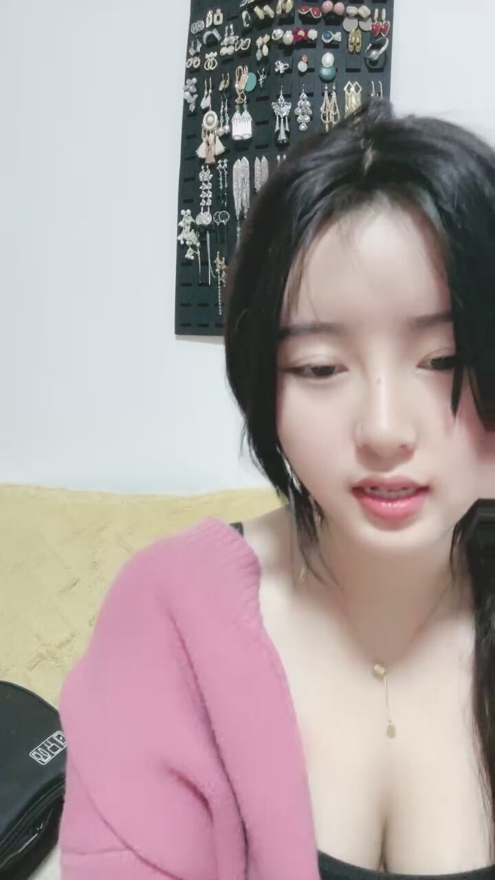 外表甜美邻家妹妹！好久没自慰了！多毛骚穴震动棒插，爽的流白浆，抽插猛捅，搞的舒服了