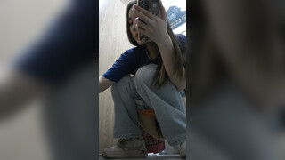 四月最新流出大学城附近商圈KTV女厕偷拍来唱K的学妹尿尿碎花裙眼镜妹刚吃完东西嘴还在动
