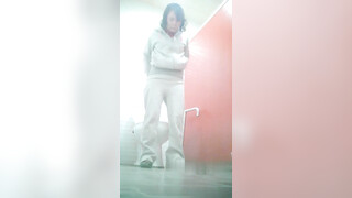 美女如云的韩国女厕偷拍人品不错的羽绒服美眉尿完仔细的擦拭厕板