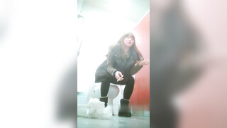 美女如云的韩国女厕偷拍人品不错的羽绒服美眉尿完仔细的擦拭厕板