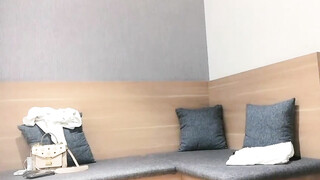 漂亮大奶美女 太亮了 我总觉得有摄像头在拍我 好警觉的妹子 被扛着大腿操的呻吟不停 爽的嘴都弯了
