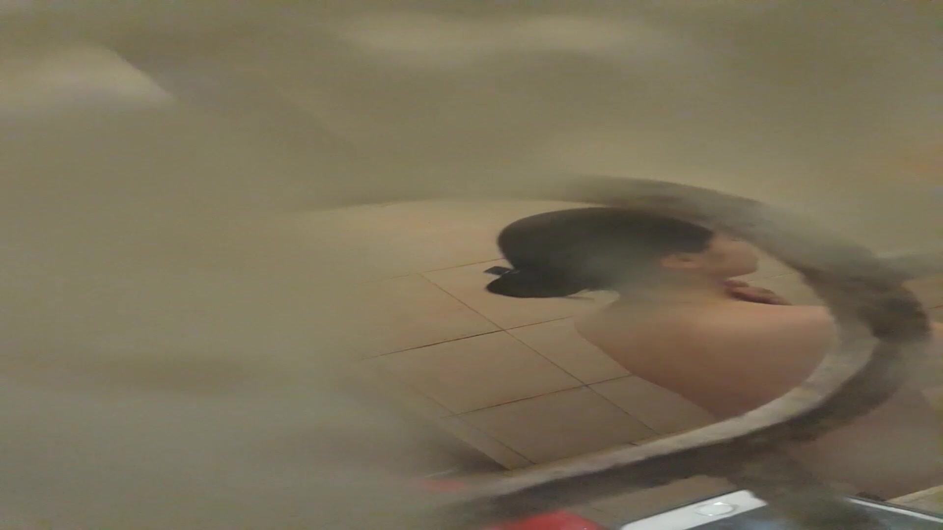 冒死爬墙偷拍邻居家刚娶来的小媳妇洗澡换衣服