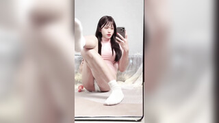 漂亮伪娘紫薇 舒服好想要 请享用吧 一边闻足底白袜一边看妈妈打飞机很爽吧 等一下早餐马上就好 谁配得上妈妈的奖励