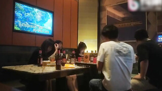 太刺激了！3对夫妇KTV包厢现场脱下裤子口爆，3对3共同开火疯狂操逼