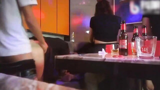 太刺激了！3对夫妇KTV包厢现场脱下裤子口爆，3对3共同开火疯狂操逼