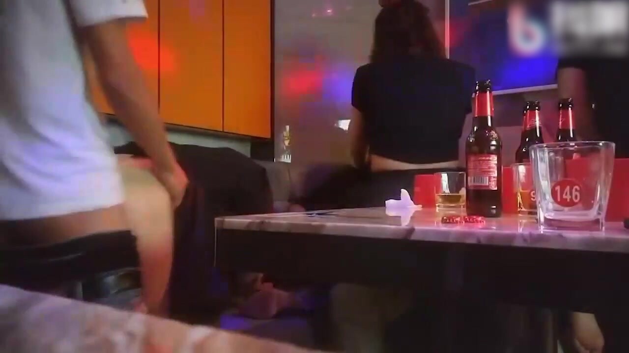 太刺激了！3对夫妇KTV包厢现场脱下裤子口爆，3对3共同开火疯狂操逼