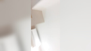 气质尤物小妖精，很特别的白虎骚穴，水晶假屌深喉到底，大黑牛震穴，抽插超粉骚穴，浪叫呻吟