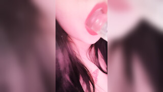 气质尤物小妖精，很特别的白虎骚穴，水晶假屌深喉到底，大黑牛震穴，抽插超粉骚穴，浪叫呻吟
