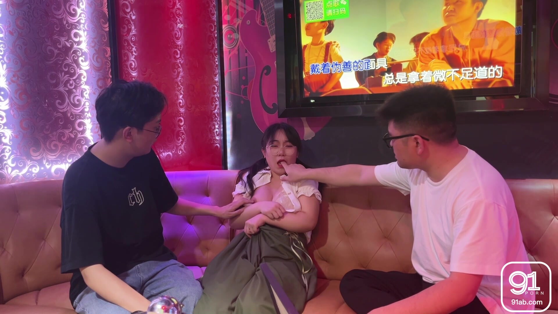 【极品绿帽大神】茗茗 超火91淫荡眼镜妹 狼友专属定制KTV淫乱3P 跟着音乐艹着穴 嘴里还含着鸡巴 相当会玩