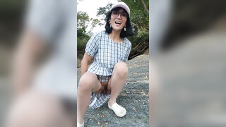 美籍华人老阿姨：骚妈妈好享受在海边自慰，花式尿尿，扣喷淫水，白浆横流！
