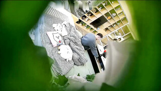 新片速递酒店偷拍假期秃顶姐夫偷偷领着小姨子开房偷情强迫小姨子给他舔鸡巴