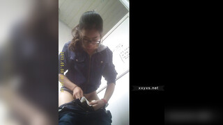 大学校园女厕全景偷拍众多高颜值学妹的极品美鲍3 (1 