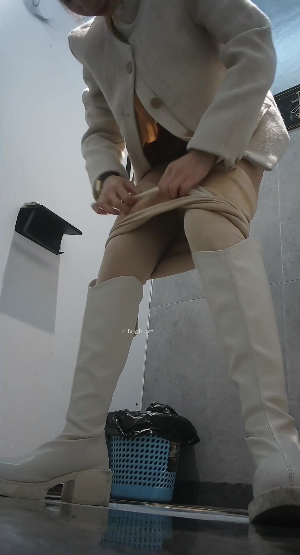商场女厕全景偷拍多位小美女其中一个美女BB里塞了棉棒拔出来的一刹那貌似很爽的样子 (5 