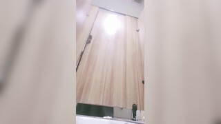 五月最新流出私房大神极品收藏商场女厕全景后拍系列牛逼镜头差点碰到几个妹子逼了