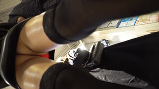 大神晚上步行街尾随偷拍情趣暴露癖骚货性感骚丁皮短裙屁股蛋露外面