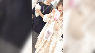 商城跟随偷窥跟男友逛街的漂亮小姐姐 内内太小 毛毛都跑出来了