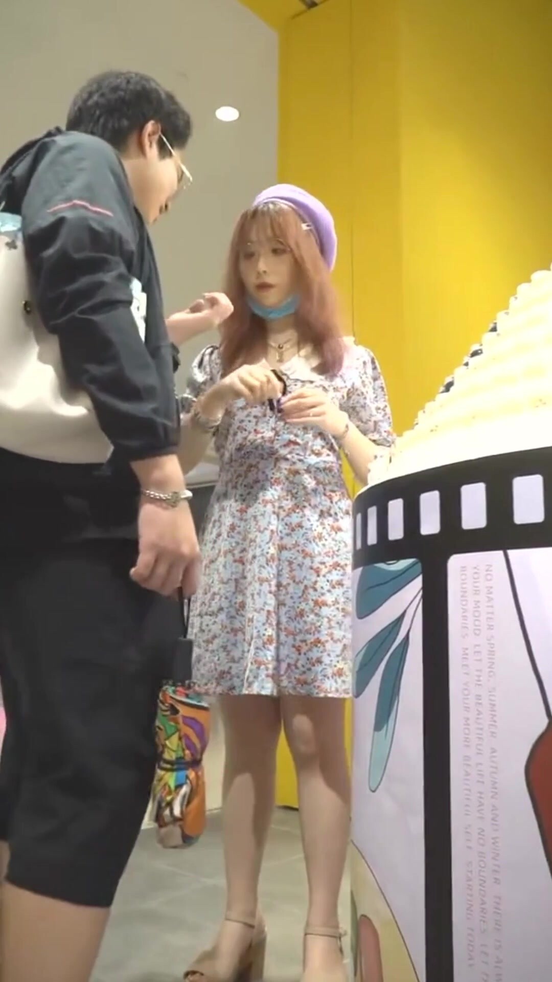 偷窥眼镜美女 跟男友搂搂抱抱 就抄你女友的大肥臀