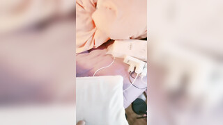 黑丝少妇让健壮小哥骑在脖子上草她小嘴，乖巧听话让小哥蹂躏，多体位爆草骚穴，抓骚奶子浪叫呻吟，精彩不断