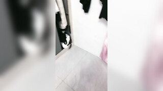 操呆萌眼镜小萝莉，扎起小辫子，超嫩粉穴，脱下内裤摸穴，张开双腿猛怼，妹妹被操的挺开心