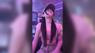 【03年安琪拉】酒吧嗨喝醉，厕所全裸狂吐，酒店开房自慰，多么激情四射的一夜，刺激！ (3)