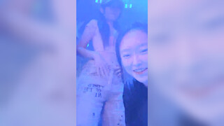 【03年安琪拉】酒吧嗨喝醉，厕所全裸狂吐，酒店开房自慰，多么激情四射的一夜，刺激！ (3)