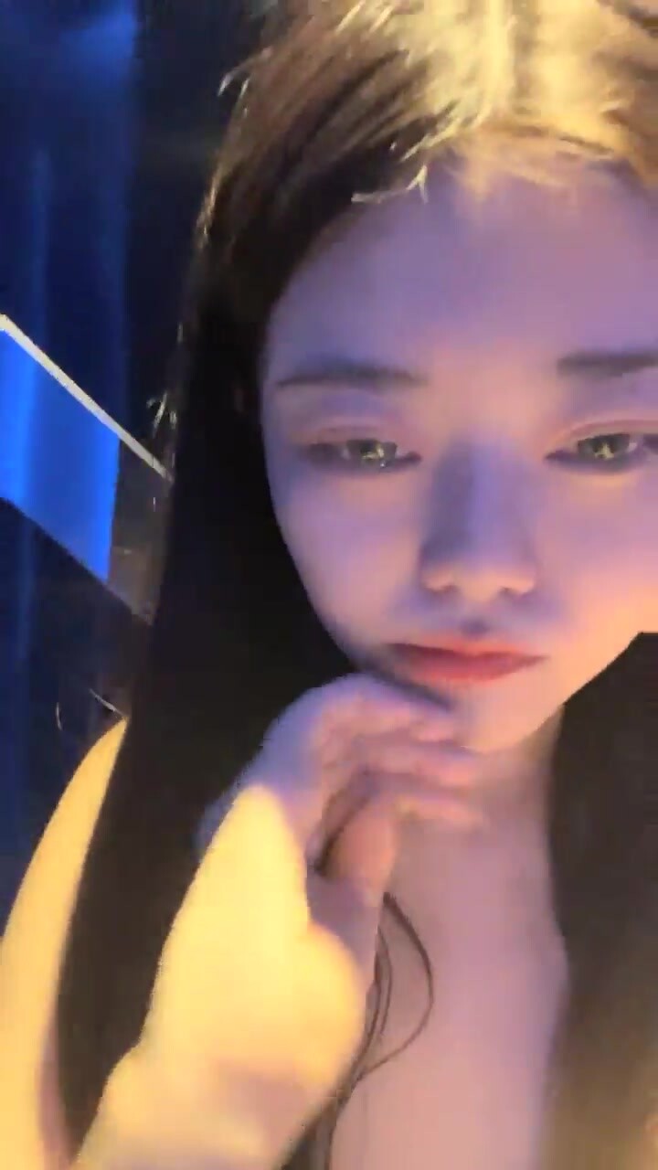 【03年安琪拉】酒吧嗨喝醉，厕所全裸狂吐，酒店开房自慰，多么激情四射的一夜，刺激！ (3)